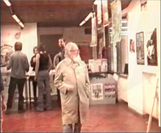 Visitatori alla mostra Siate Realisti chiedete l'impossibile 1968/1973, presso 'ex architettura' della facolt di Lettere dell'Universit di Firenze